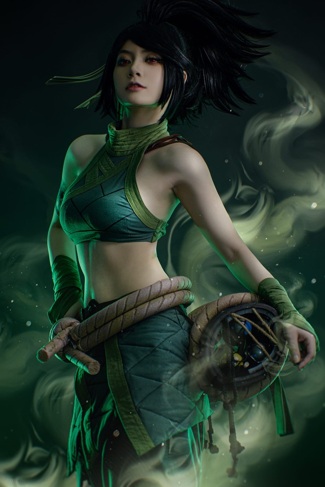 Cosplay sát thủ Akali, người đẹp khoe lưng trần nuột hơn AI- Ảnh 1.