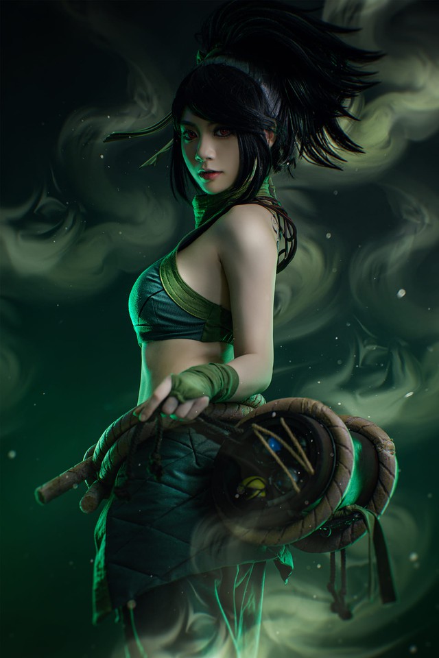 Cosplay sát thủ Akali, người đẹp khoe lưng trần nuột hơn AI- Ảnh 3.
