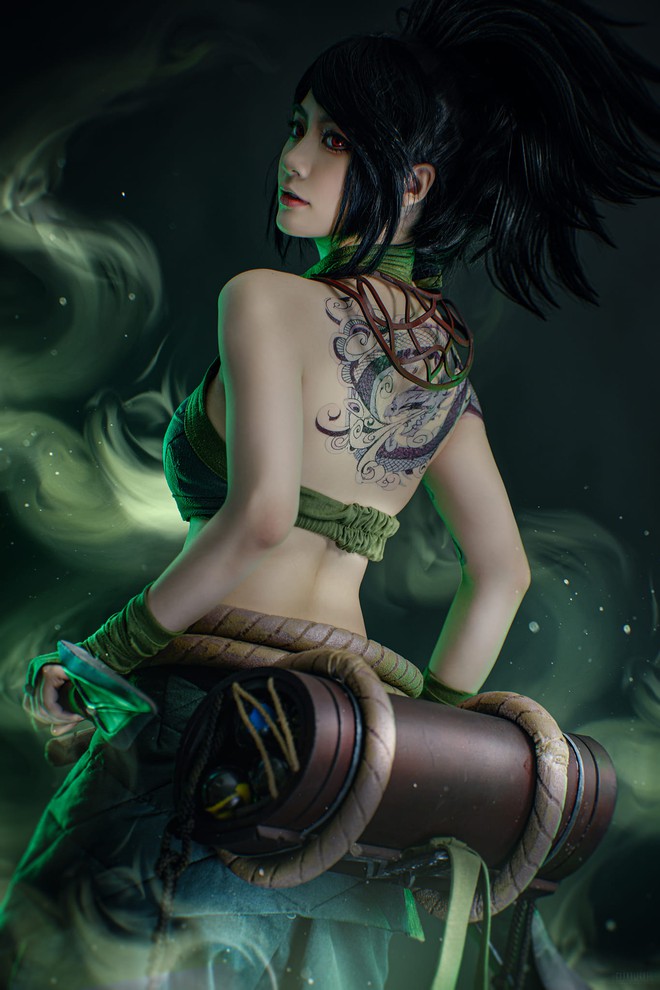 Cosplay sát thủ Akali, người đẹp khoe lưng trần nuột hơn AI- Ảnh 2.