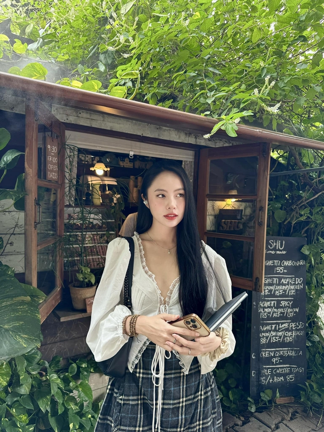 Hot girl gây tranh cãi với cảnh Hot girl gây tranh cãi với cảnh