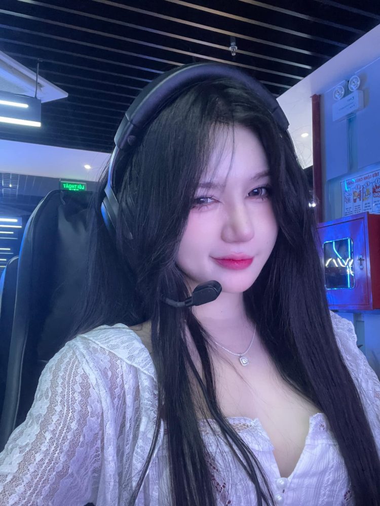 Gái xinh phòng net hóa nhện tinh Gái xinh phòng net hóa nhện tinh