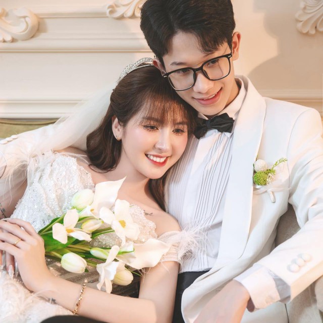 Ngân Sát Thủ xinh đẹp trong ngày lên xe hoa, cùng chồng kém 9 tuổi song ca ngọt ngào- Ảnh 6. Ngân Sát Thủ xinh đẹp trong ngày lên xe hoa, cùng chồng kém 9 tuổi song ca ngọt ngào- Ảnh 6.