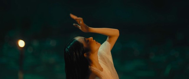 Hot girl gây tranh cãi với cảnh Hot girl gây tranh cãi với cảnh