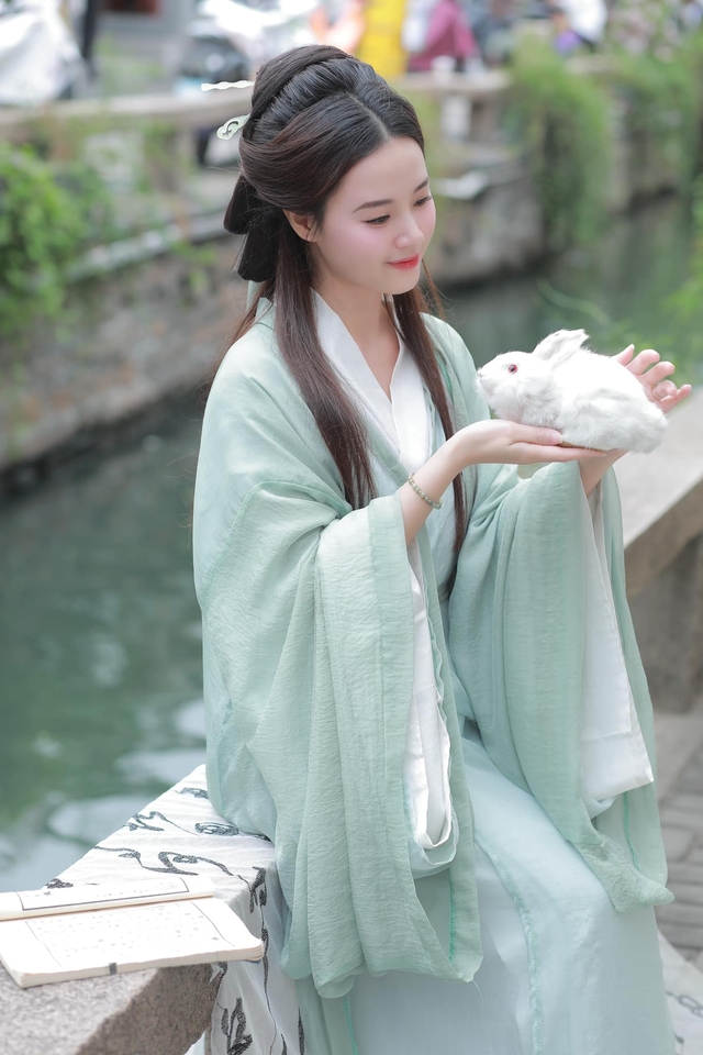 Midu bỗng hóa tiên tỷ, khiến fan nam sững sờ- Ảnh 7. Midu bỗng hóa tiên tỷ, khiến fan nam sững sờ- Ảnh 7.