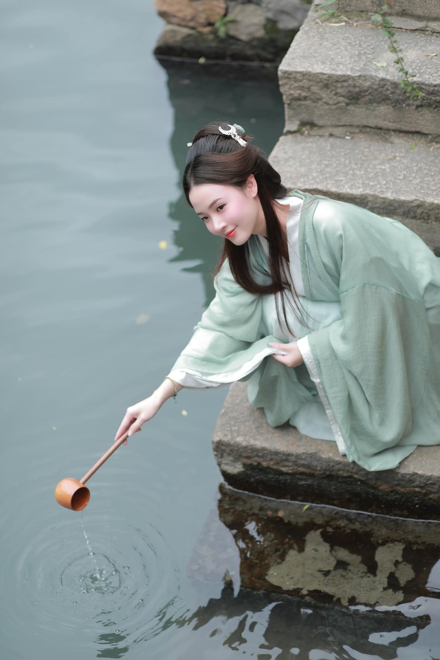 Midu bỗng hóa tiên tỷ, khiến fan nam sững sờ- Ảnh 9. Midu bỗng hóa tiên tỷ, khiến fan nam sững sờ- Ảnh 9.