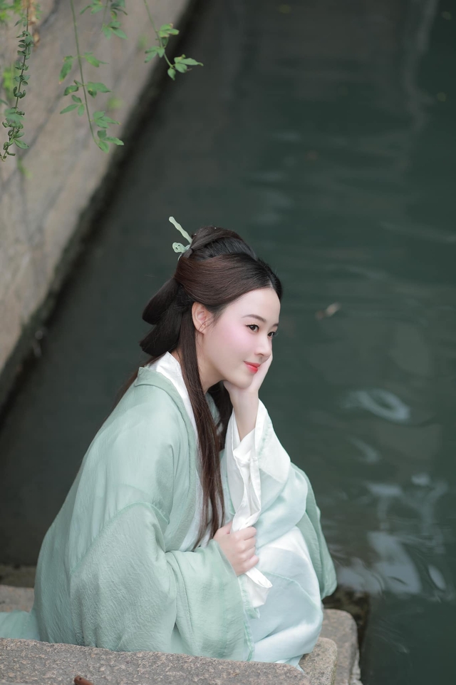 Midu bỗng hóa tiên tỷ, khiến fan nam sững sờ- Ảnh 10. Midu bỗng hóa tiên tỷ, khiến fan nam sững sờ- Ảnh 10.