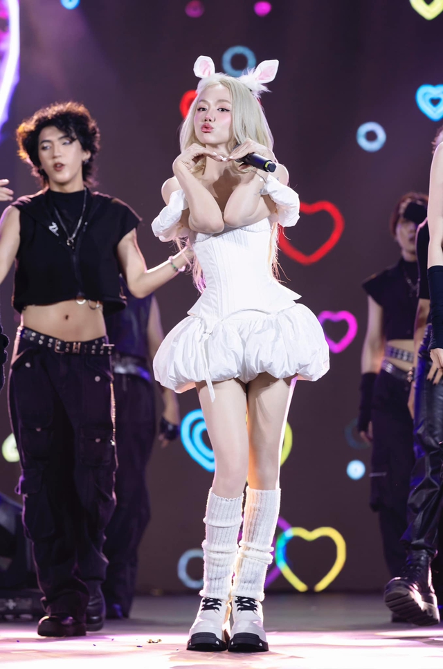 Phương Ly hóa thỏ hồng đi chơi Halloween, giao diện gợi cảm cỡ nào?- Ảnh 8. Phương Ly hóa thỏ hồng đi chơi Halloween, giao diện gợi cảm cỡ nào?- Ảnh 8.