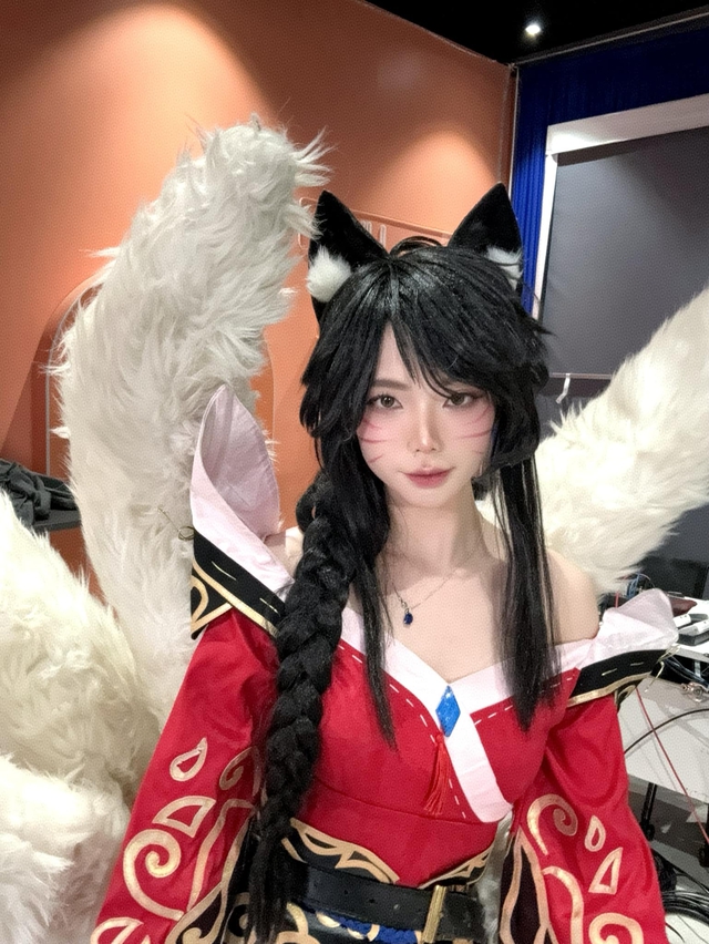 Cosplay Ahri cực kỳ nóng bỏng, Remind hỏi fan nam