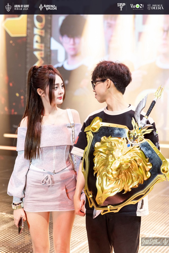 Nhan sắc không kém Quỳnh Alee, thêm một hot girl Liên Quân khiến dân tình ngất ngây- Ảnh 1. Nhan sắc không kém Quỳnh Alee, thêm một hot girl Liên Quân khiến dân tình ngất ngây- Ảnh 1.