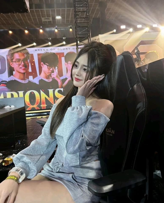 Nhan sắc không kém Quỳnh Alee, thêm một hot girl Liên Quân khiến dân tình ngất ngây- Ảnh 8. Nhan sắc không kém Quỳnh Alee, thêm một hot girl Liên Quân khiến dân tình ngất ngây- Ảnh 8.