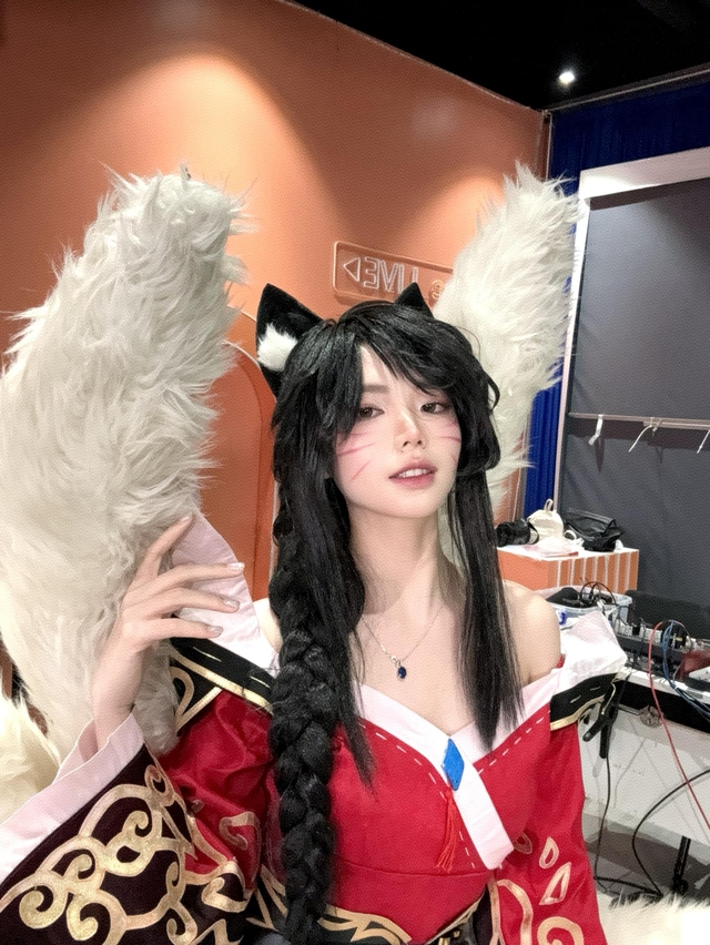 Cosplay Ahri cực kỳ nóng bỏng, Remind hỏi fan nam