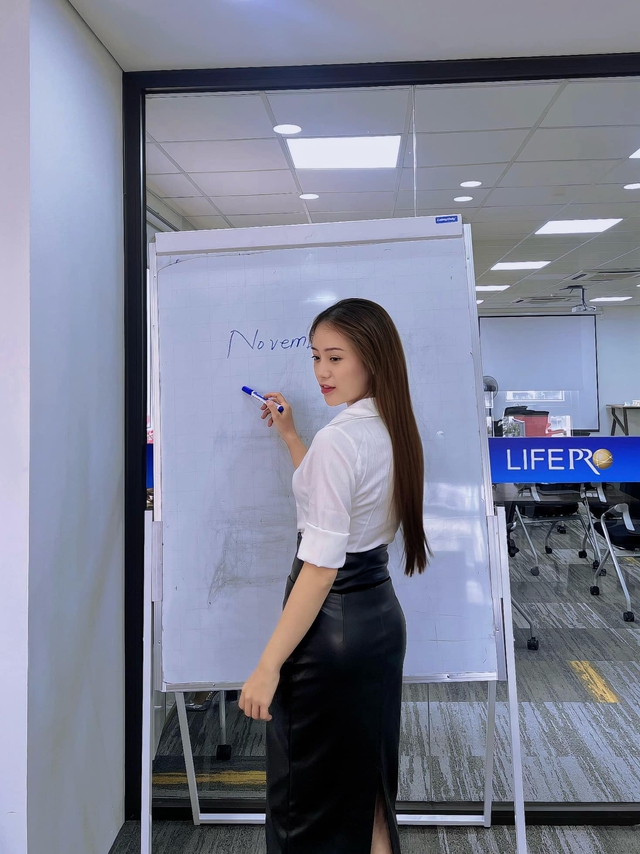 Mai Linh Zuto hóa thân thành cô giáo, ghi một chữ ẩn ý lên bảng khiến fan nam không thể rời mắt- Ảnh 2. Mai Linh Zuto hóa thân thành cô giáo, ghi một chữ ẩn ý lên bảng khiến fan nam không thể rời mắt- Ảnh 2.