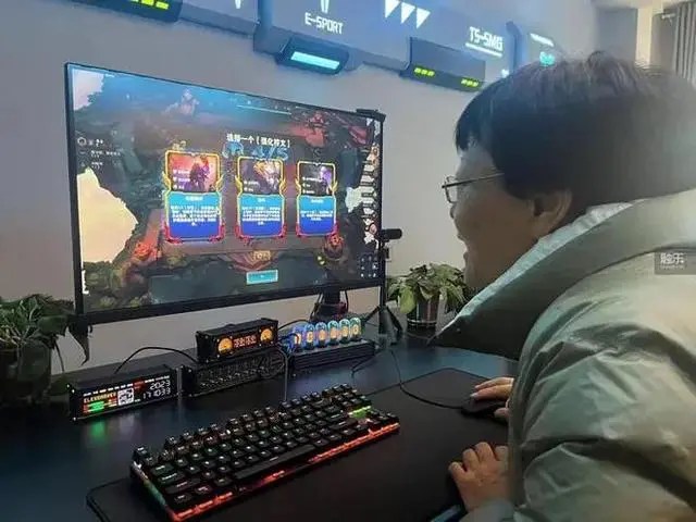 Bà cụ U70 cùng bạn lập đội Esports, đi đấu giải khiến cư dân mạng thán phục- Ảnh 2. Bà cụ U70 cùng bạn lập đội Esports, đi đấu giải khiến cư dân mạng thán phục- Ảnh 2.