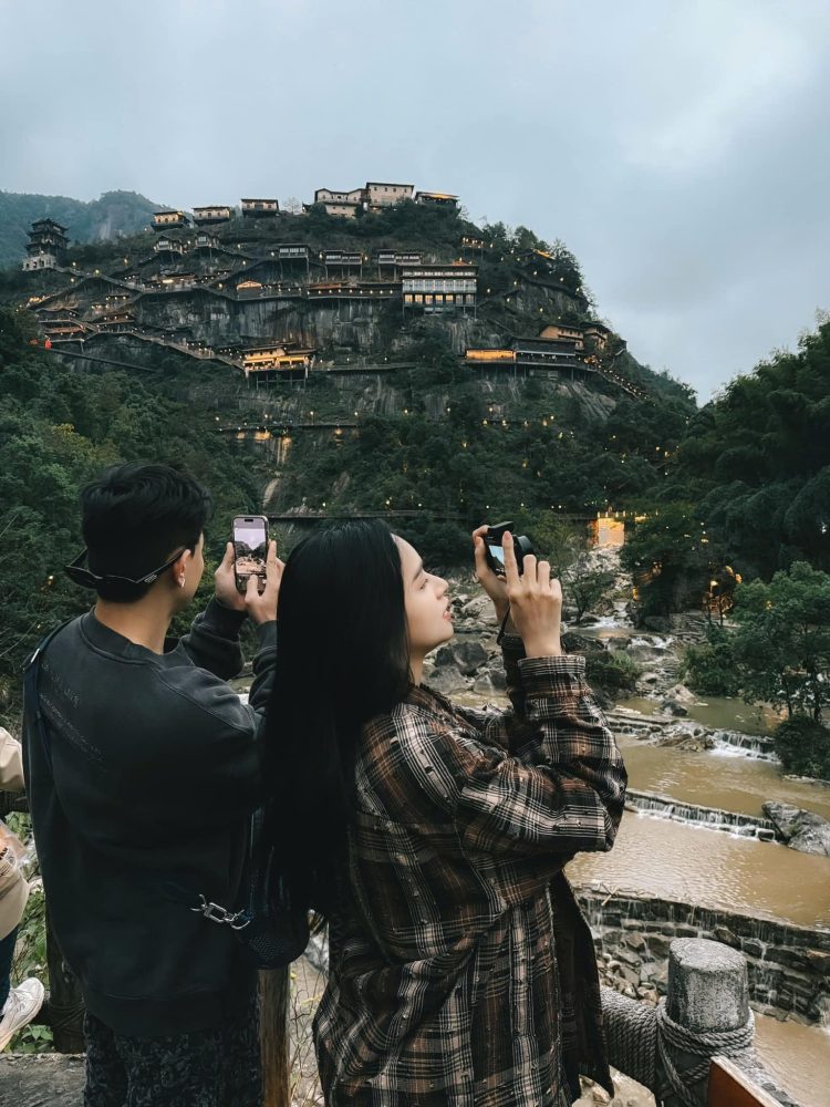 Hoa hậu Vbiz công khai ảnh hẹn hò bạn trai hot boy kém tuổi, netizen Hoa hậu Vbiz công khai ảnh hẹn hò bạn trai hot boy kém tuổi, netizen