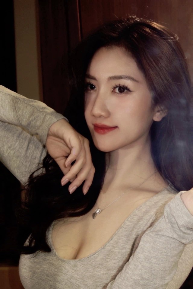 MC Linh Nắng đăng hình quyến rũ, MC Linh Nắng đăng hình quyến rũ,