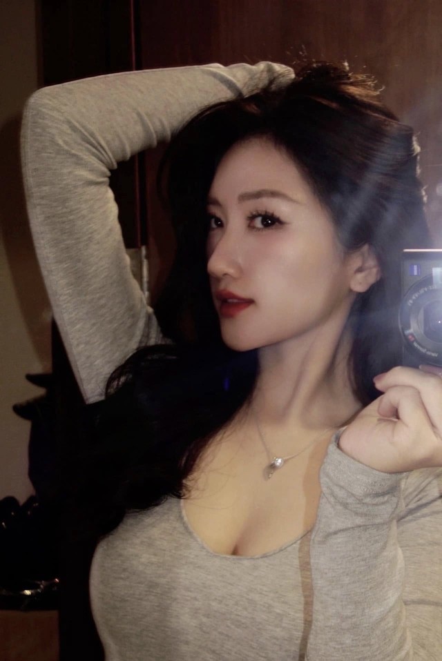 MC Linh Nắng đăng hình quyến rũ, MC Linh Nắng đăng hình quyến rũ,