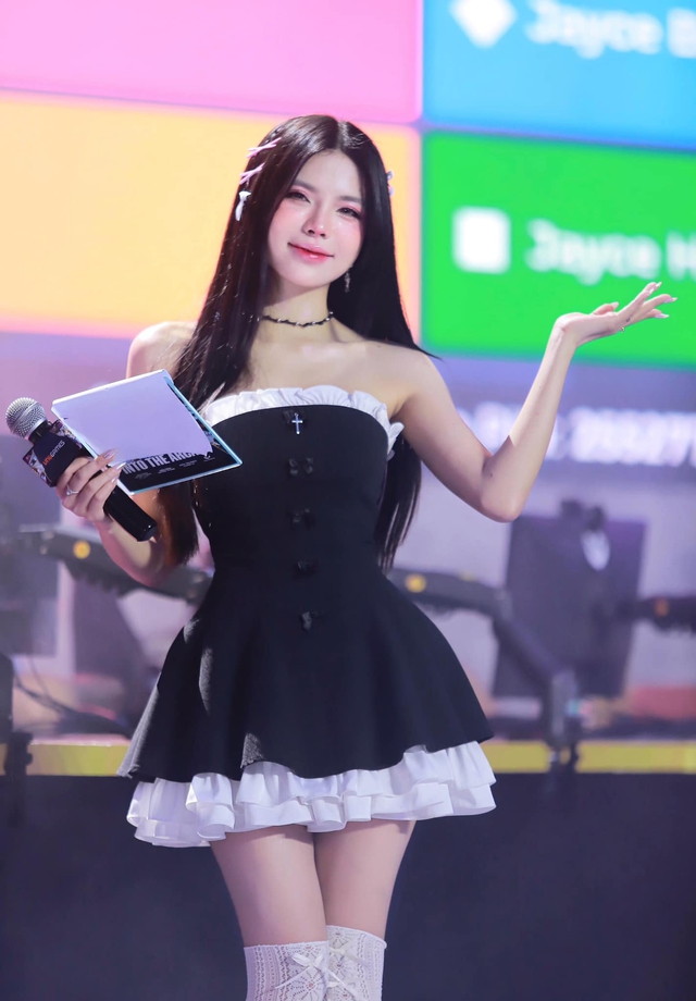 Zoom cận sắc vóc gợi cảm của Mai Dora, người xem thốt lên một câu