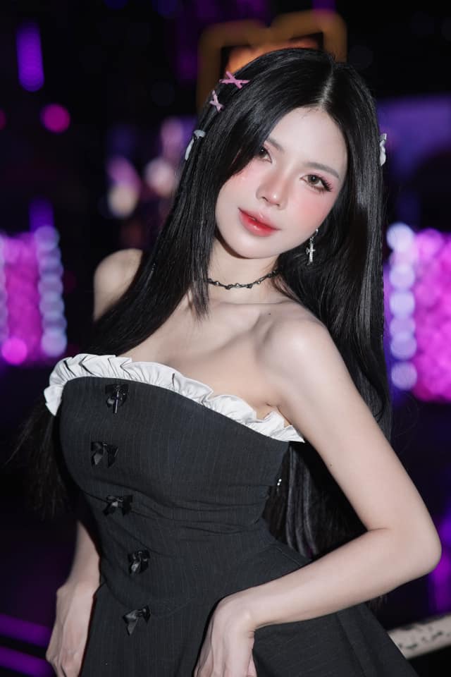 Zoom cận sắc vóc gợi cảm của Mai Dora, người xem thốt lên một câu