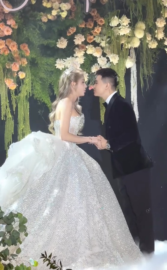 Streamer Rambo chính thức lên xe hoa cùng hot girl Sài thành, khách mời quy tụ toàn những cái tên triệu views- Ảnh 2. Streamer Rambo chính thức lên xe hoa cùng hot girl Sài thành, khách mời quy tụ toàn những cái tên triệu views- Ảnh 2.