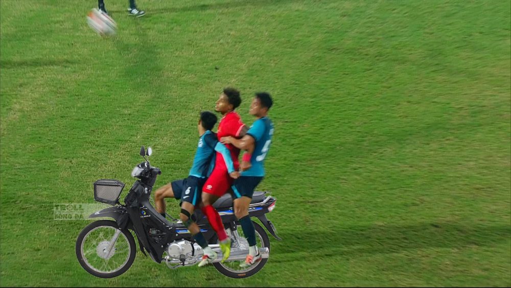 Rất nhanh sau đó, dân mạng đã cho 2 cầu thủ Singapore lên xe kẹp Xuân Son ra khỏi sân cỏ.