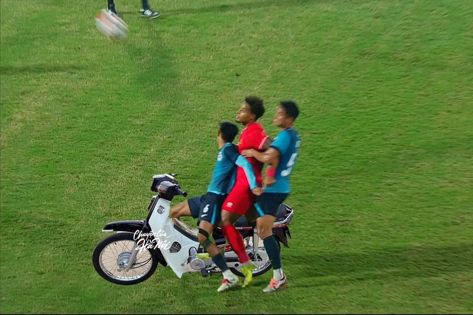 Ảnh chế Xuân Son bị 2 cầu thủ Singapore kẹp giữa viral khắp mạng xã hội 471820618 122182778684103234 384939752012801560 n 1735520981 947 width960height640