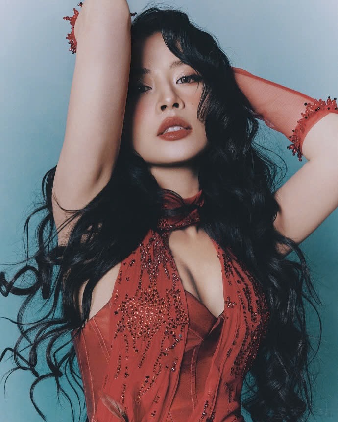 Chi Pu hát APT. (Rosé), khoe tiếng Việt nhưng vẫn có 1 điều khiến khán giả chưa thoả mãn ở nhạc hội năm mới tại Trung Quốc- Ảnh 7. Chi Pu hát APT. (Rosé), khoe tiếng Việt nhưng vẫn có 1 điều khiến khán giả chưa thoả mãn ở nhạc hội năm mới tại Trung Quốc- Ảnh 7.