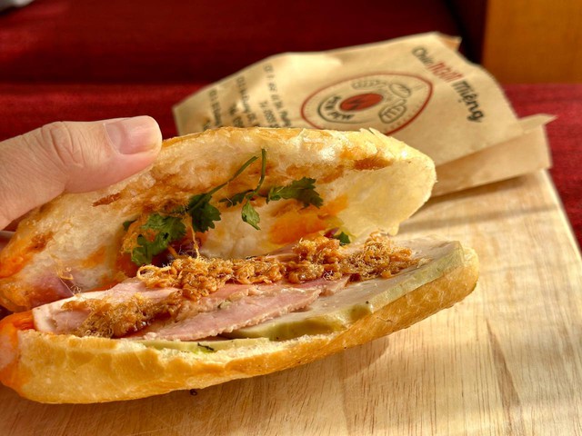 Thức giấc 6h sáng, xếp hàng