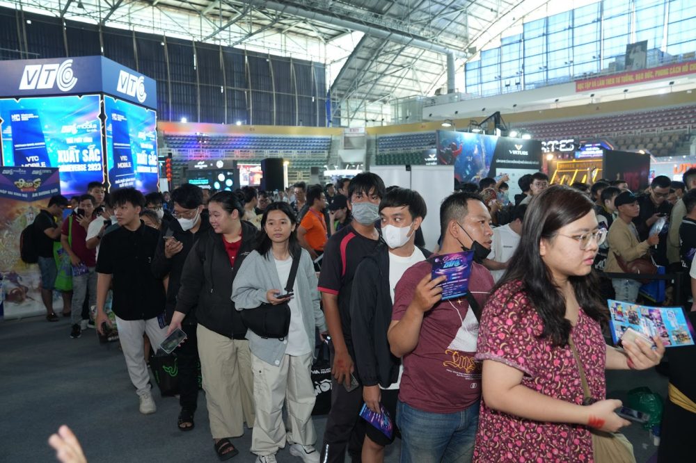 6nvuumzzqsuz8lgic703gf_scjdk1r5pdh1nl1zvr59ve-pwjpmyzh5sgxfyg_udwimydpijjbmcfxmh2jnmdcqgdqqqddoowk_vbv_maqoyy-gfbuu8flaawdari-vgumhelizxu1n26azlyx53yy8 Hàng dài game thủ xếp hàng check in vào gian hàng VTC Mobile