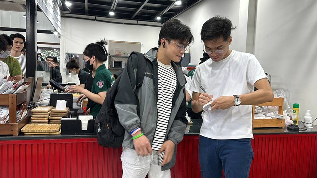 Thức giấc 6h sáng, xếp hàng