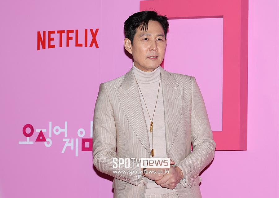 Squid Game 2 chưa chiếu đã gây sốt toàn cầu: Điên rồ hơn hẳn phần 1, nam chính kiếm bộn tiền chỉ trong 10 ngày- Ảnh 2. Squid Game 2 chưa chiếu đã gây sốt toàn cầu: Điên rồ hơn hẳn phần 1, nam chính kiếm bộn tiền chỉ trong 10 ngày- Ảnh 2.