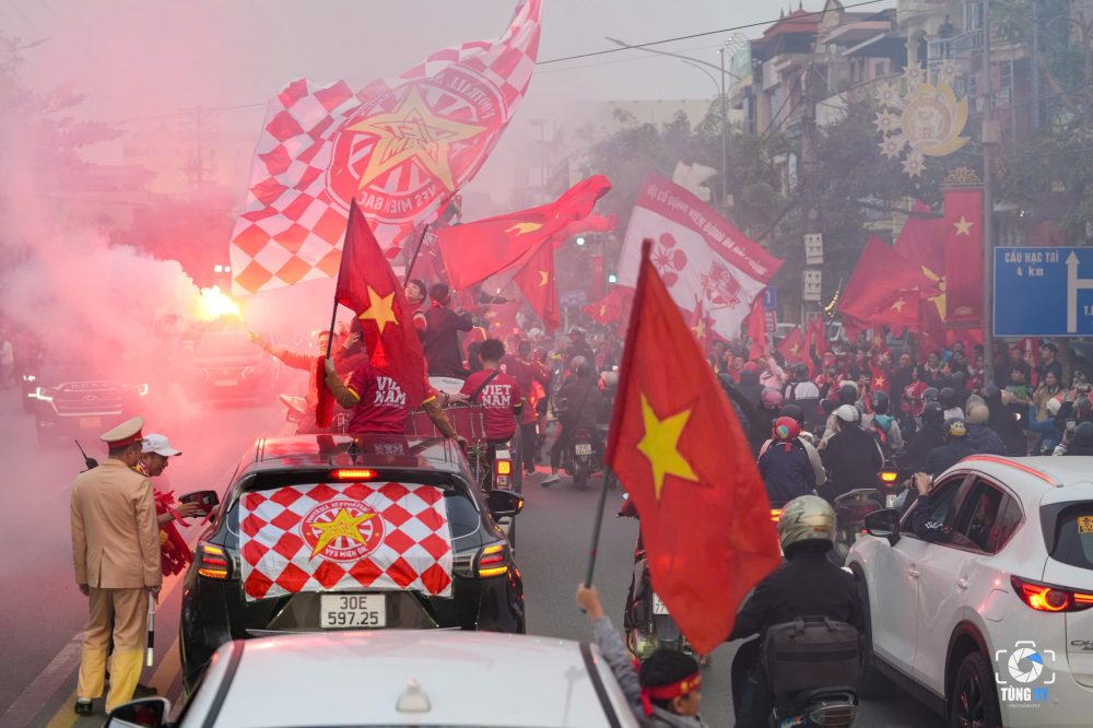 Thành phố Việt Trì rợp sắc đỏ