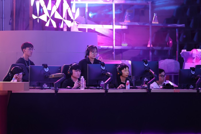 Hơn 7.000 người hâm mộ khám phá vũ trụ Arcane, cùng đắm chìm trong thế giới game của Riot do VNGGames phát hành 9