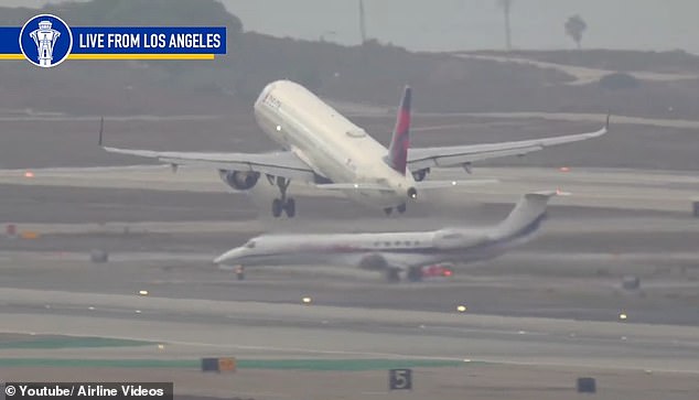 Khoảnh khắc nghẹt thở: 2 máy bay suýt va chạm đâm vào nhau trên đường băng- Ảnh 1.