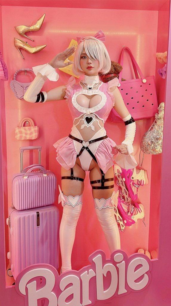 a2uhyjf ZinieQ hóa thân thành 2B phiên bản "Barbie" trong NieR: Automata cực kỳ ngọt ngào và quyến rũ a2uhyjf