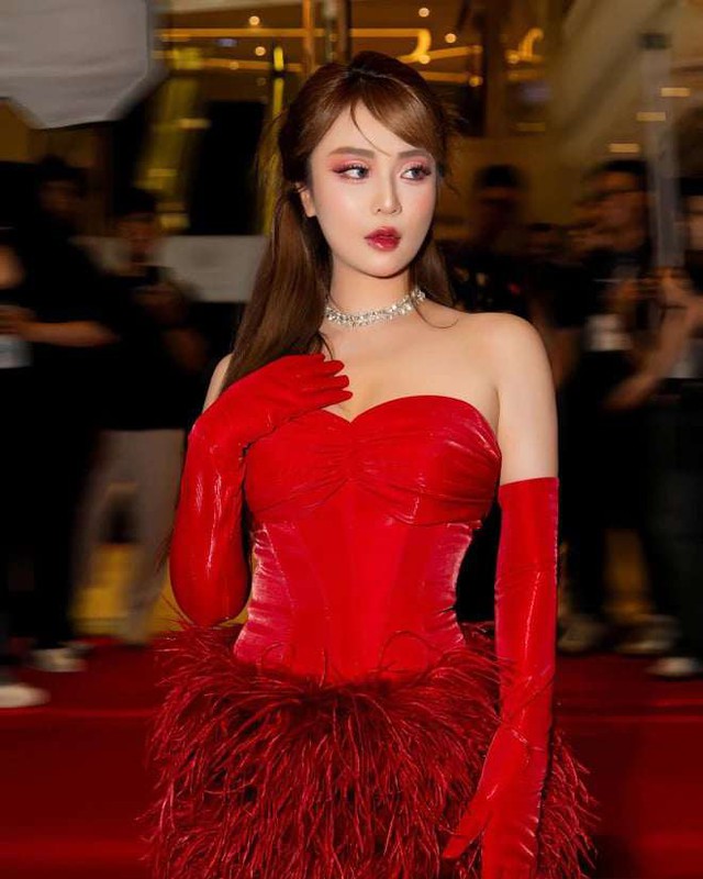 MisThy tung loạt biểu cảm sexy khiến fan