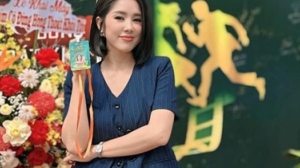 Lê Phương cắt tóc ngắn sau 20 năm làm diễn viên 27 Lê Phương cắt tóc ngắn sau 20 năm làm diễn viên adt1734750236 le phuong top 1 8691 anh cat 3 2 auto cropjpg