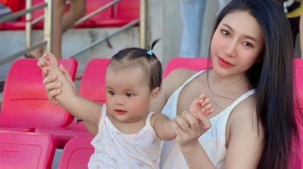 Bà xã thủ môn ĐT Việt Nam khoe sắc vóc "gái 1 con" adt1735400899 2 ttgv anh cat 3 2 auto cropjpg