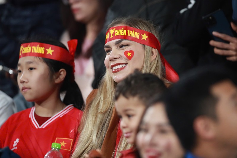 anh-8-1735531217-269-width800height533 Marcele Seippel thường xuyên đến sân cỏ vổ vũ chồng thi đấu.