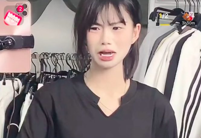 Nữ TikToker xinh đẹp uất ức khóc nghẹn trên livestream anh chup man hinh 2024 05 05 luc 103152 1714881160750152935363