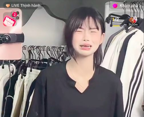 Nữ TikToker xinh đẹp uất ức khóc nghẹn trên livestream anh chup man hinh 2024 05 05 luc 103236 17148811608371373179335