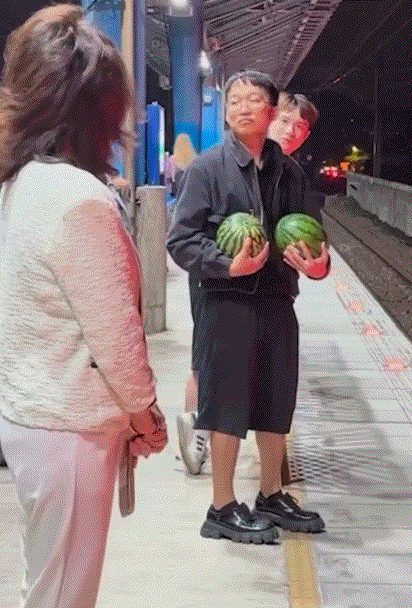 Thừa nhận kích thước "tâm hồn" bằng trái dưa hấu, cô gái xinh đẹp rơi vào tình huống "khó đỡ" - Ảnh 3. Thừa nhận kích thước "tâm hồn" bằng trái dưa hấu, cô gái xinh đẹp rơi vào tình huống "khó đỡ" - Ảnh 3.