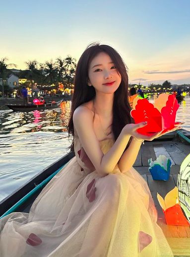 Quỳnh Alee khoe ảnh đọ dáng, bị gái lạ chiếm sóng ngay trên