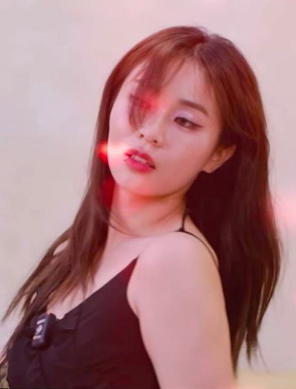 MisThy tung loạt biểu cảm sexy khiến fan