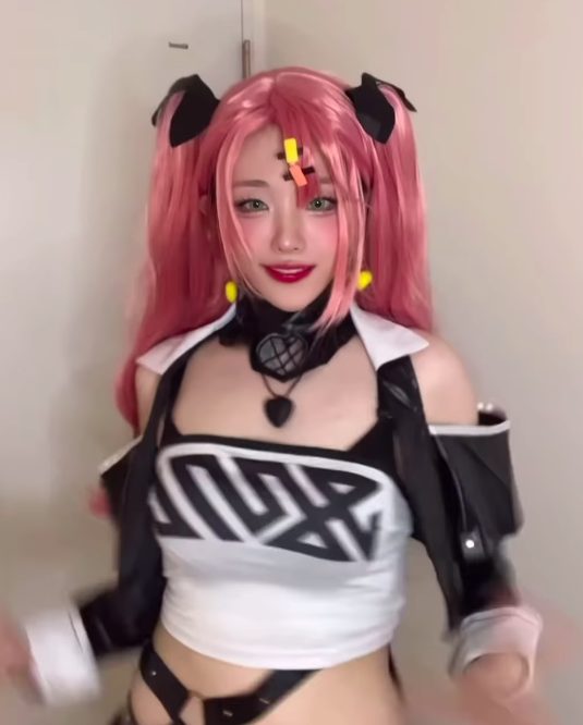 Cố tình khoe mặt mộc, nữ coser khiến fan ngỡ ngàng- Ảnh 2. Cố tình khoe mặt mộc, nữ coser khiến fan ngỡ ngàng- Ảnh 2.