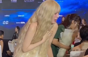 Xoài Non gặp sự cố, suýt "tụt áo" trên thảm đỏ avatar1729242479087 17292424801451912845492 21 0 341 512 crop 17292427633781537592251png