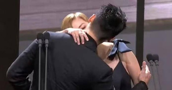 Hot nhất Weibo: Hứa Quang Hán công khai hôn đàn chị hơn 25 tuổi ngay trên sân khấu lễ trao giải Kim Mã avatar1732414000994 173241400376838207714jpeg