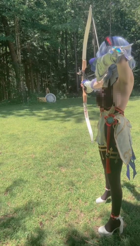 Cosplay Ganyu chơi bắn cung, nữ game thủ Genshin gây choáng váng vì để tâm hồn “lồ lộ”- Ảnh 3. Cosplay Ganyu chơi bắn cung, nữ game thủ Genshin gây choáng váng vì để tâm hồn “lồ lộ”- Ảnh 3.