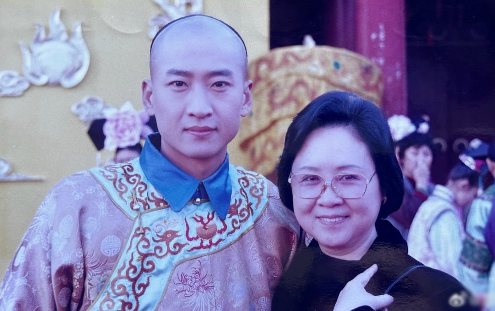 Mỹ nam bất hạnh nhất Hoàn Châu Cách Cách: Cả đời chịu 5 vụ án oan, 54 tuổi không có nhà để về- Ảnh 5. Mỹ nam bất hạnh nhất Hoàn Châu Cách Cách: Cả đời chịu 5 vụ án oan, 54 tuổi không có nhà để về- Ảnh 5.