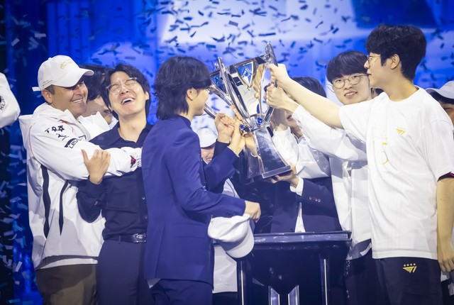 Trong các đội tuyển lớn và các tuyển thủ nổi tiếng như T1 thì vai trò HLV thường ít nổi bật hơn Trong các đội tuyển lớn và các tuyển thủ nổi tiếng như T1 thì vai trò HLV thường ít nổi bật hơn