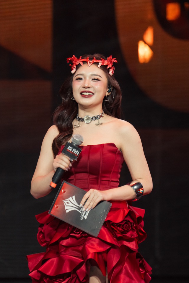 Chung kết sôi động của AIC 2024: MC Phương Thảo Chung kết sôi động của AIC 2024: MC Phương Thảo